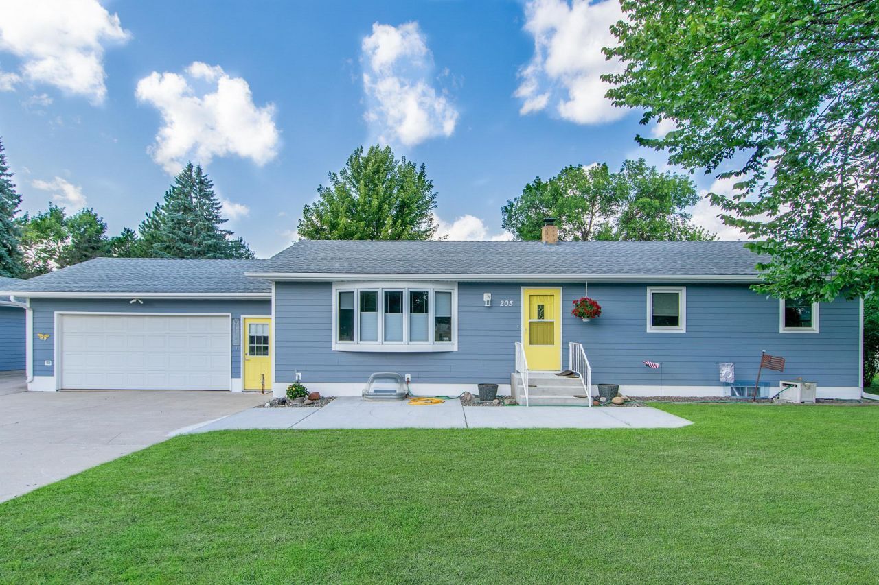 205 Prairie Avenue Ne, Staples, MN 56479 Main Photo