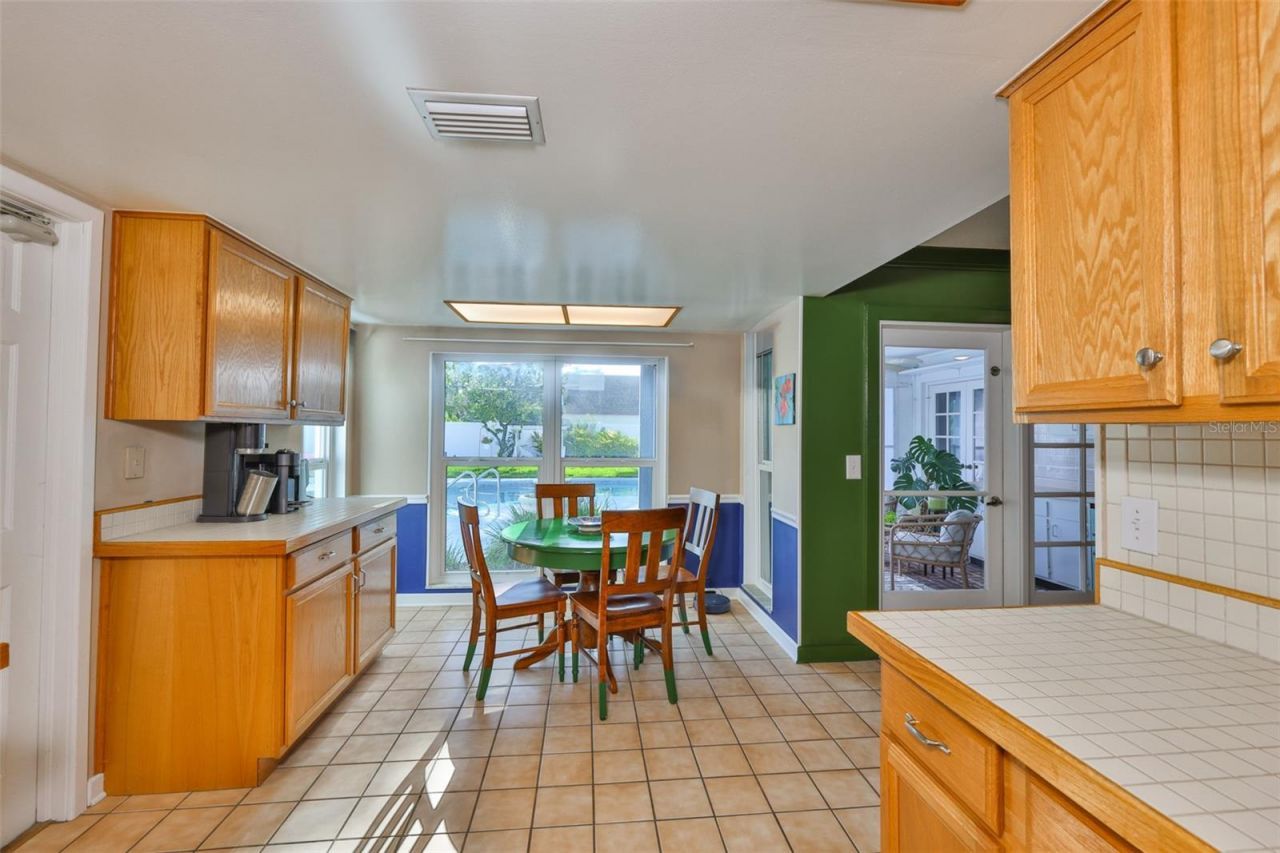 13562 Lake Magdalene Drive, Tampa, FL 33613 Photo