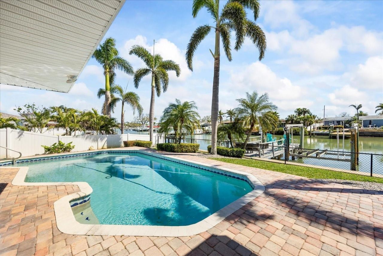 7870 Causeway Boulevard S, Saint Petersburg, FL 33707 Photo