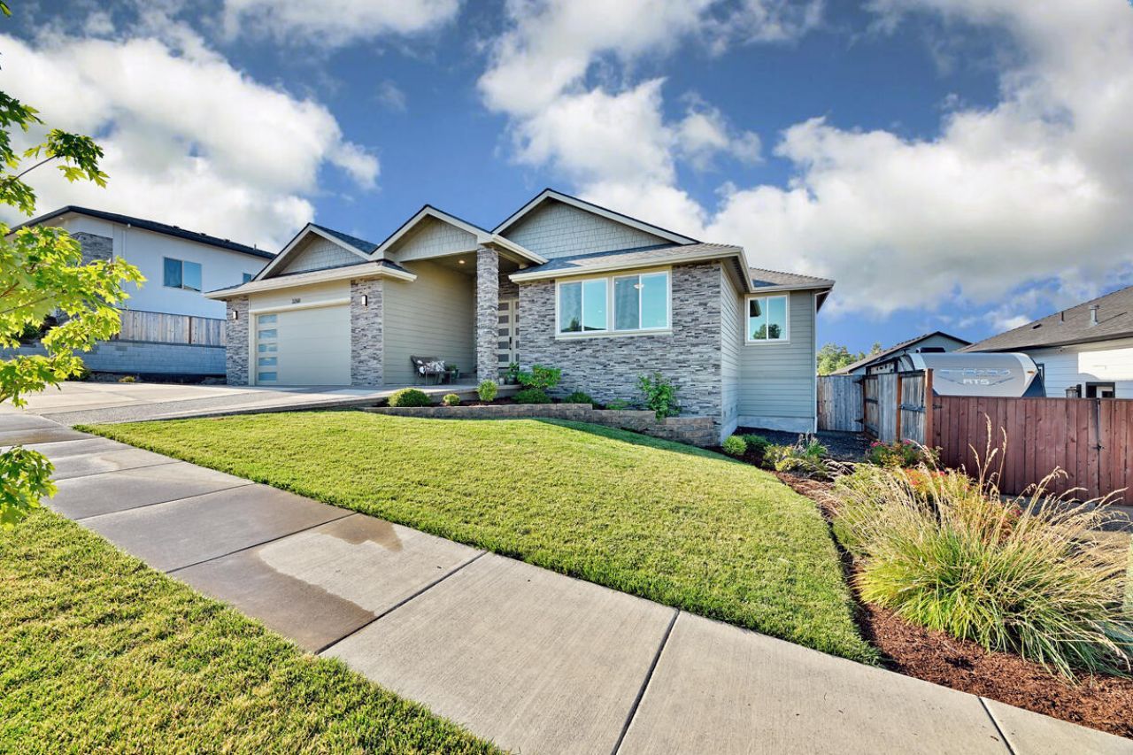 3268 Sky Way, Medford, OR 97504 Main Photo