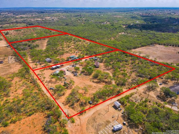 608 Country Breeze, Floresville, TX 78114