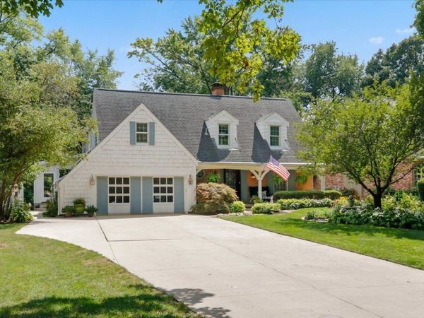 17 Sunset Road, Bloomington, IL 61701