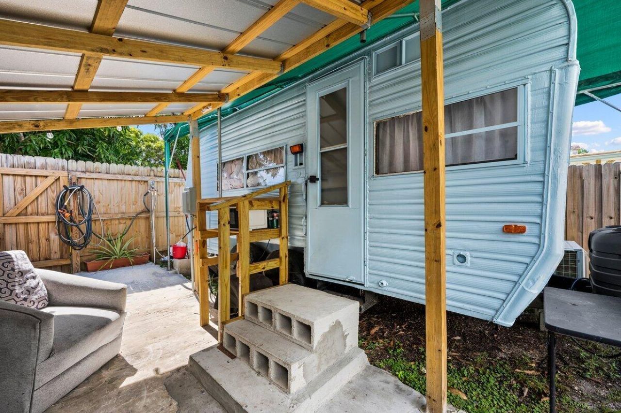 313 SW 7th Street, Hallandale Beach, FL 33009 Photo