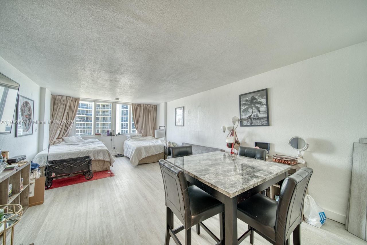 19201 Collins Ave, Unit 822, Sunny Isles Beach, FL 33160 Photo