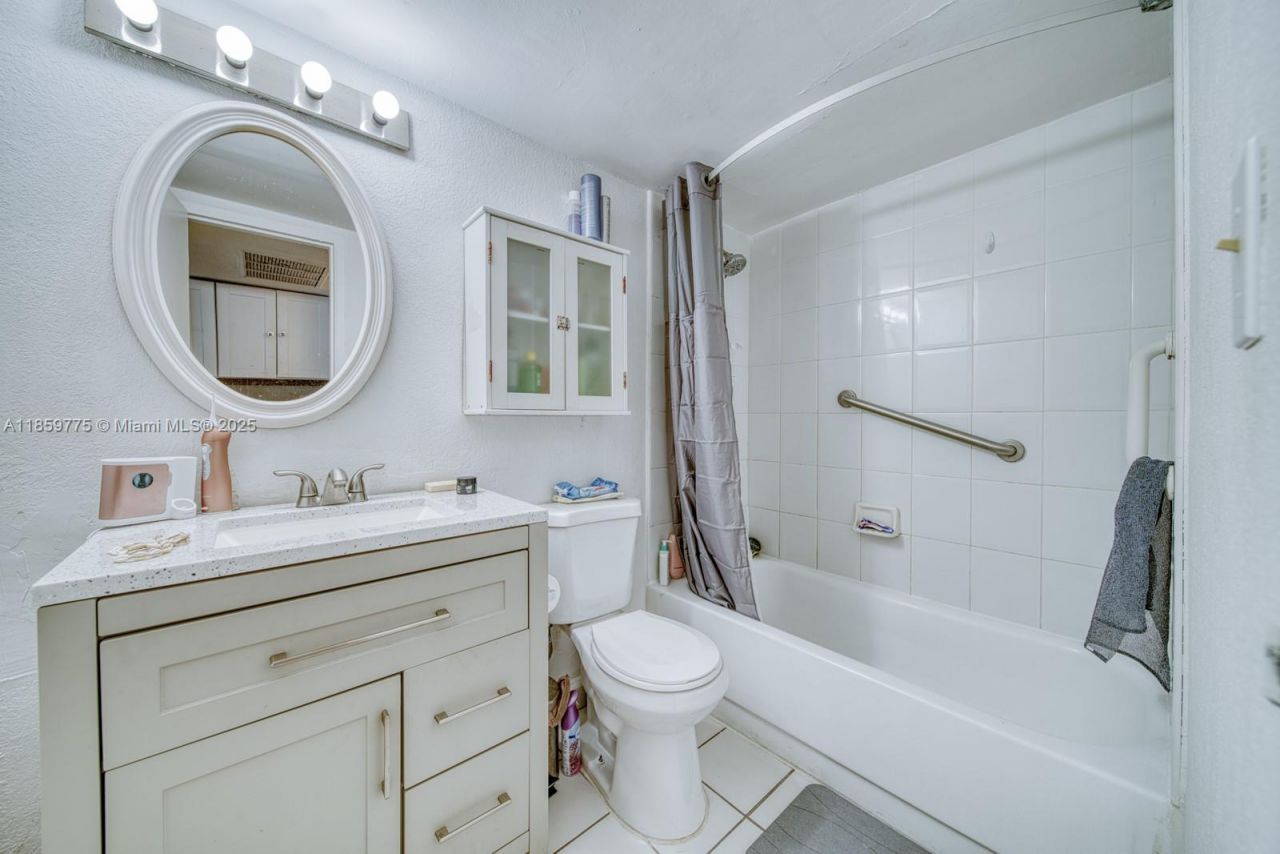 19201 Collins Ave, Unit 822, Sunny Isles Beach, FL 33160 Photo