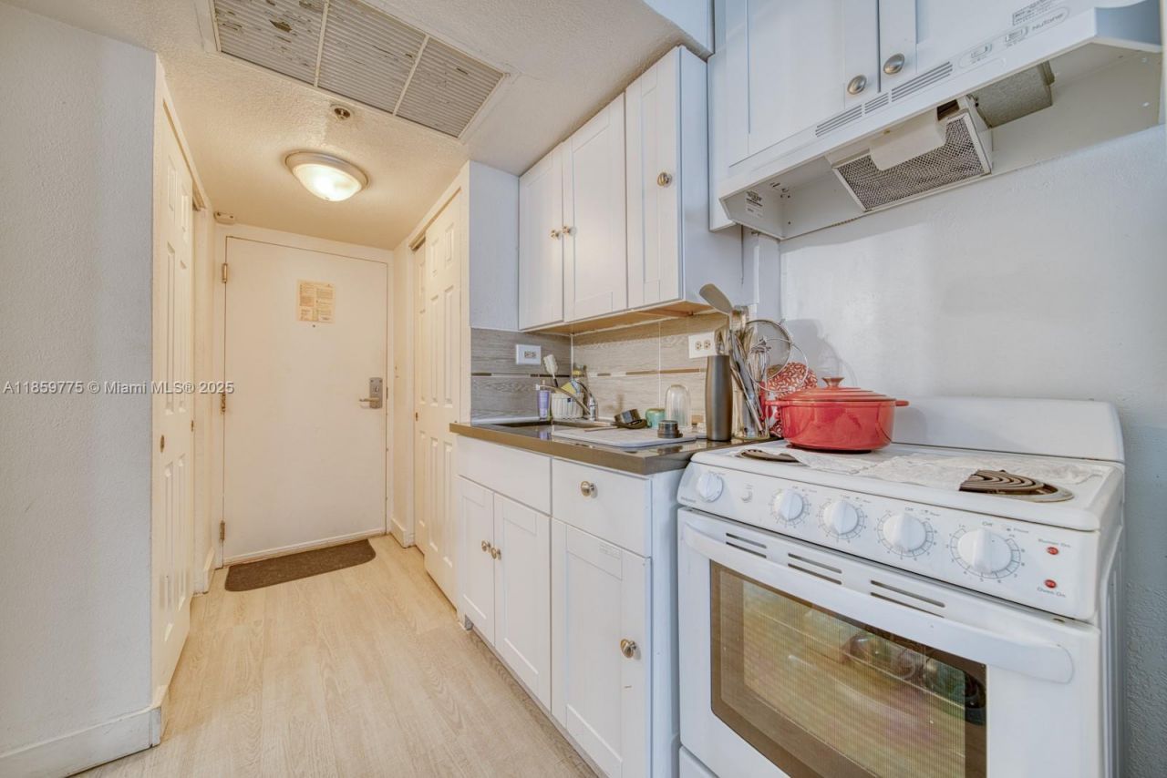 19201 Collins Ave, Unit 822, Sunny Isles Beach, FL 33160 Photo