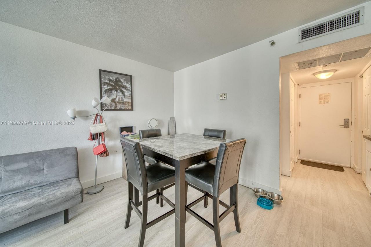 19201 Collins Ave, Unit 822, Sunny Isles Beach, FL 33160 Photo