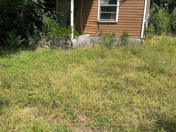 560 S Navarro ST, Giddings, TX 78942