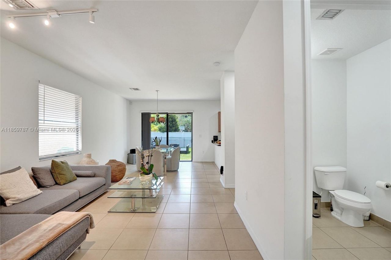 650 NE 191st Ter, Miami, FL 33179 Photo