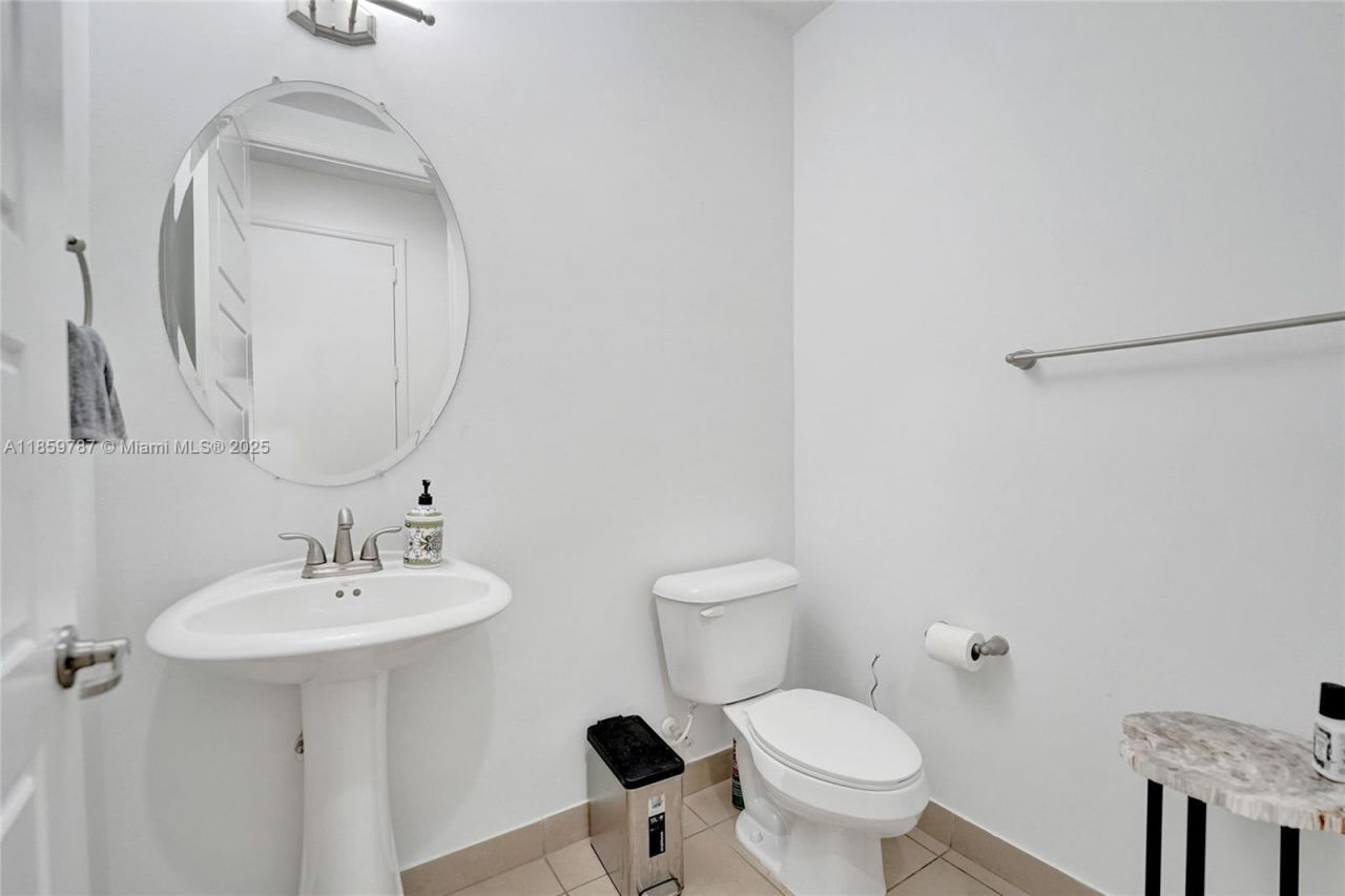 650 NE 191st Ter, Miami, FL 33179 Photo