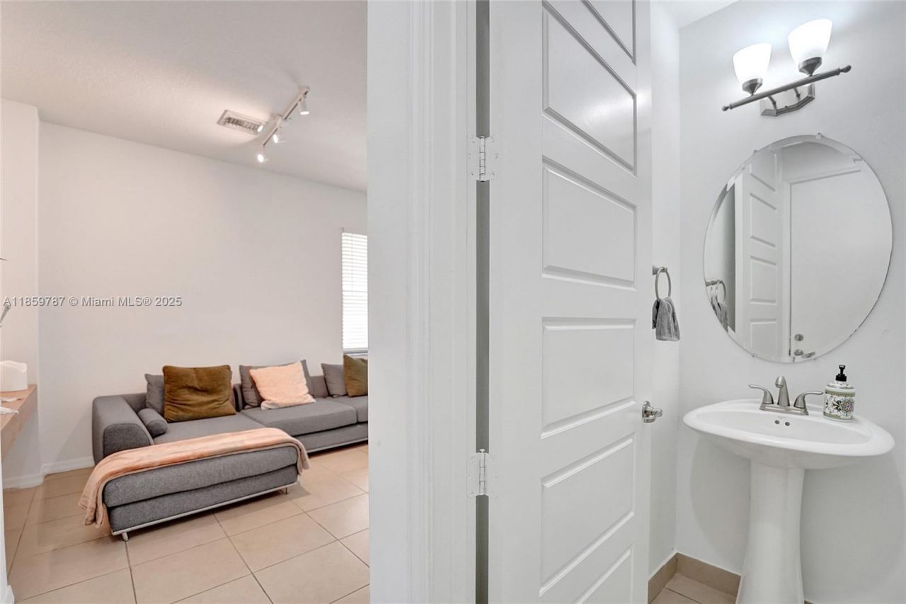 650 NE 191st Ter, Miami, FL 33179 Photo