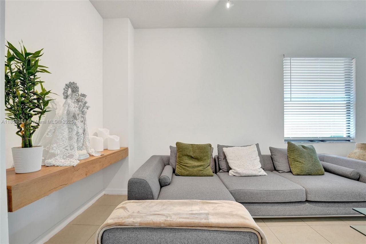 650 NE 191st Ter, Miami, FL 33179 Photo