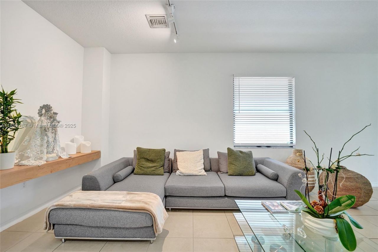 650 NE 191st Ter, Miami, FL 33179 Photo