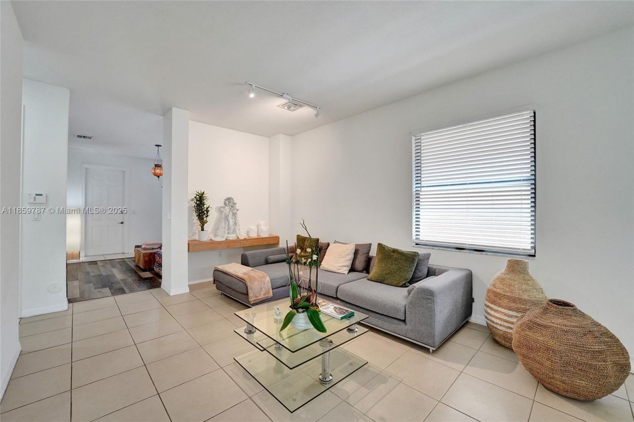 650 NE 191st Ter, Miami, FL 33179 Photo