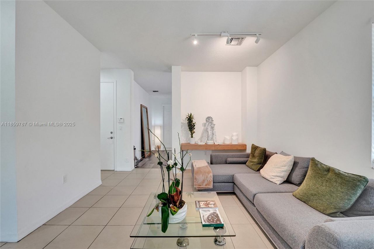 650 NE 191st Ter, Miami, FL 33179 Photo