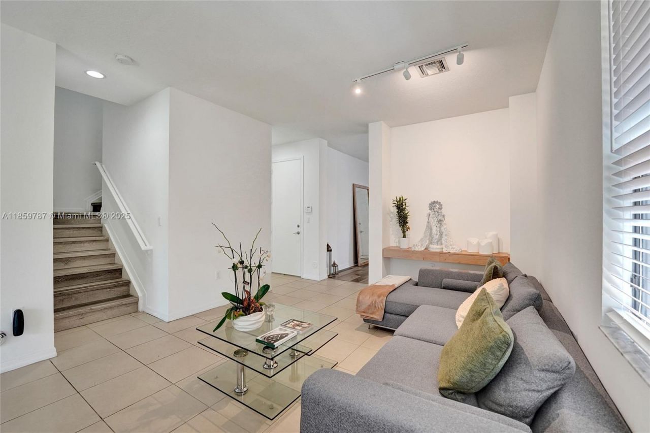 650 NE 191st Ter, Miami, FL 33179 Photo