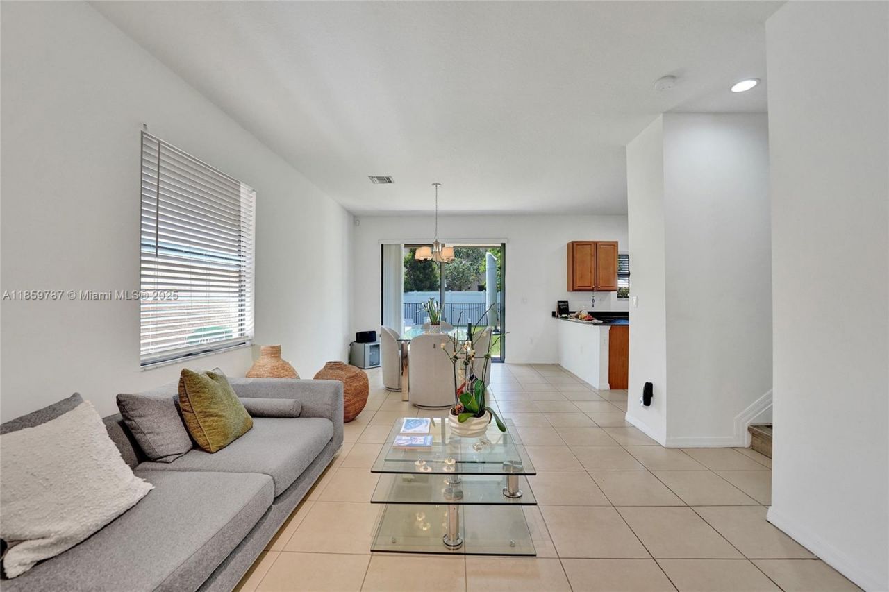 650 NE 191st Ter, Miami, FL 33179 Photo