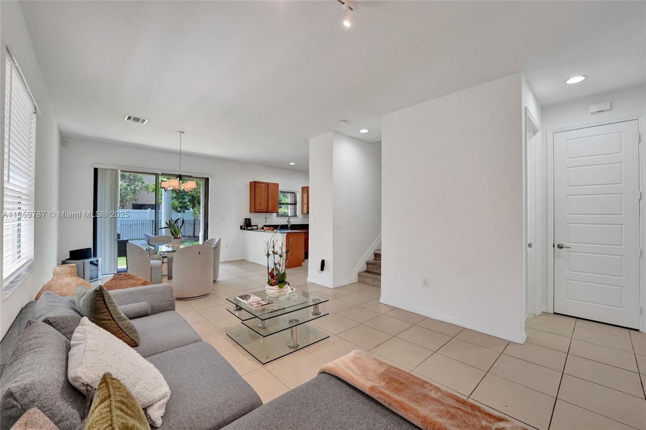 650 NE 191st Ter, Miami, FL 33179 Photo