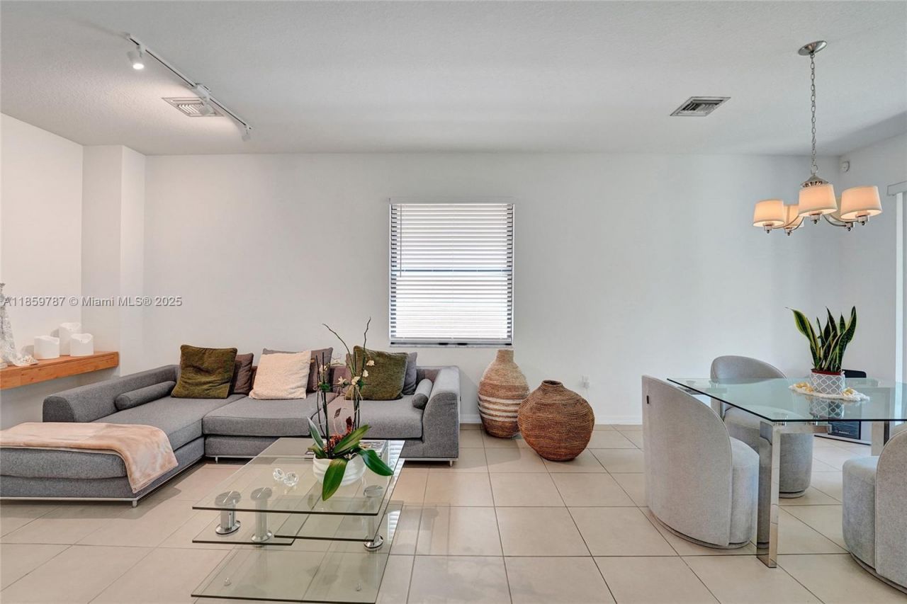 650 NE 191st Ter, Miami, FL 33179 Photo