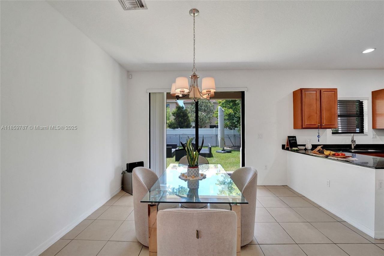 650 NE 191st Ter, Miami, FL 33179 Photo