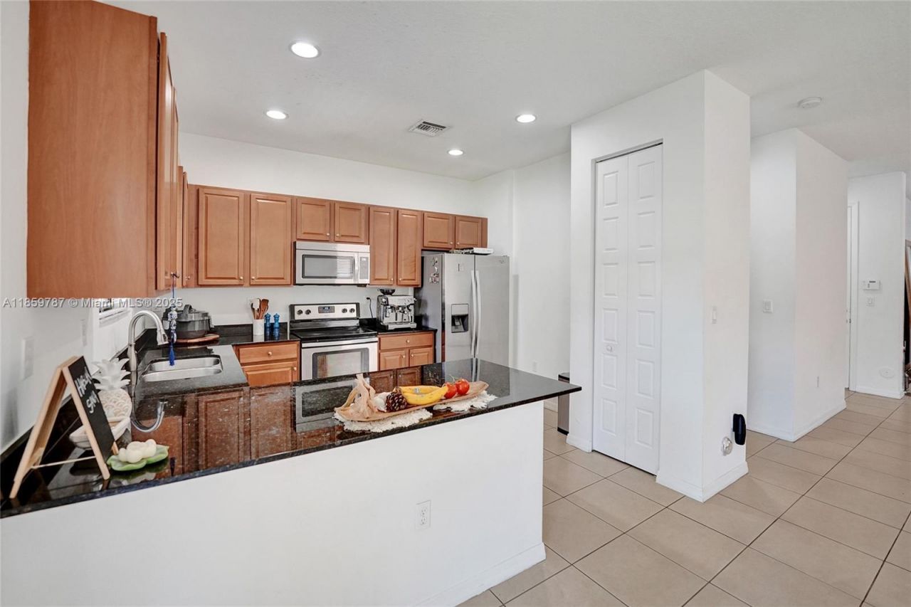 650 NE 191st Ter, Miami, FL 33179 Photo