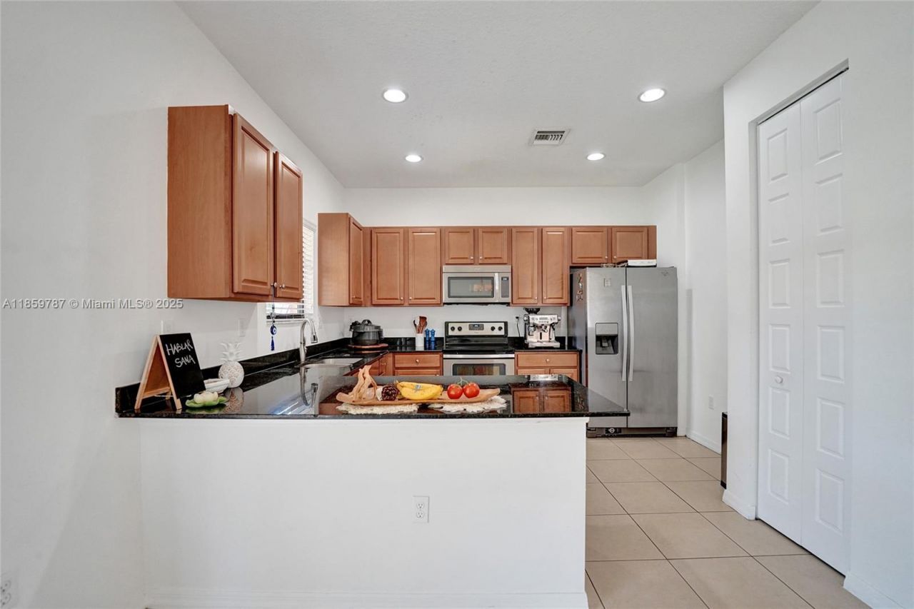 650 NE 191st Ter, Miami, FL 33179 Photo