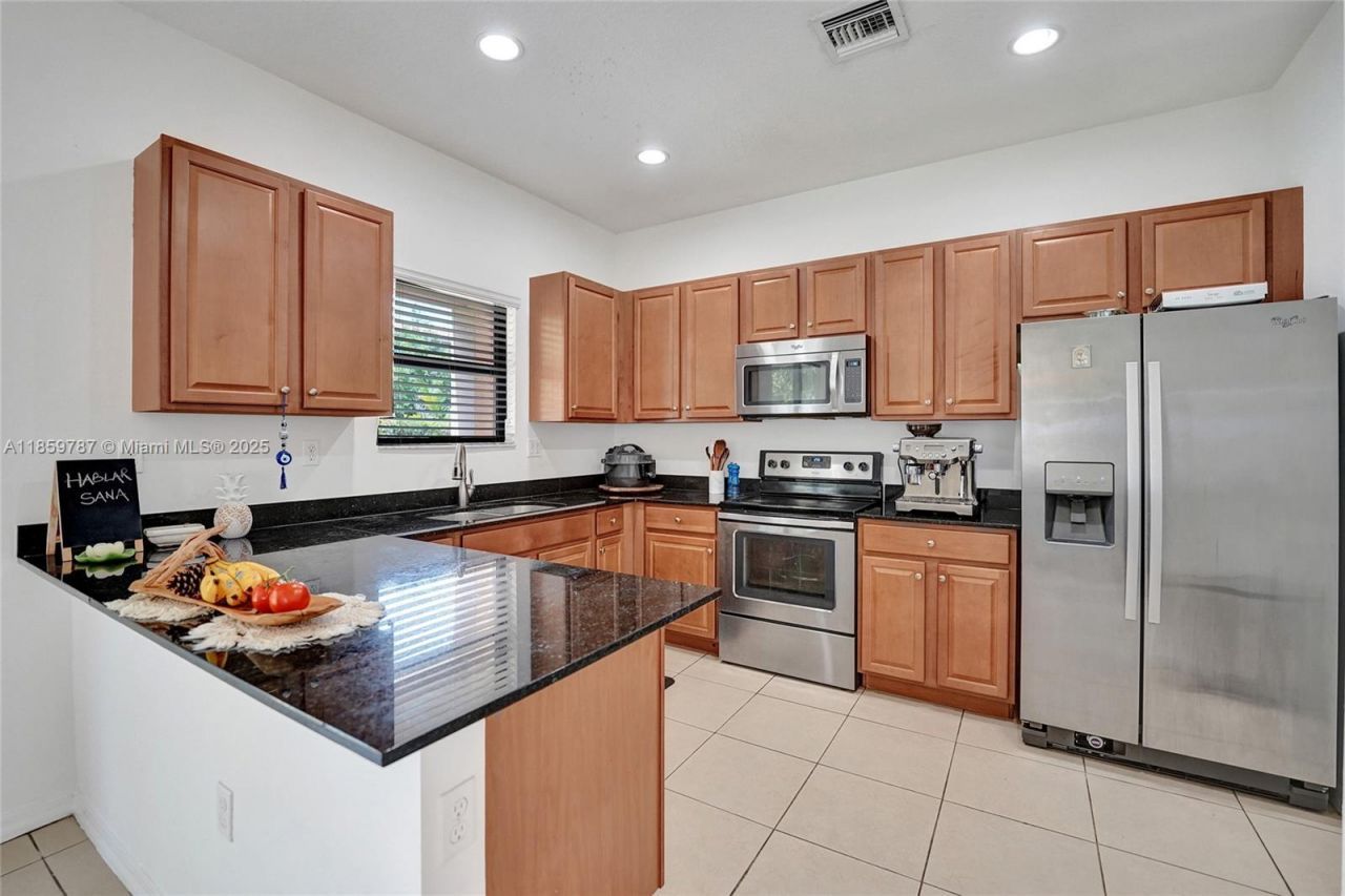 650 NE 191st Ter, Miami, FL 33179 Photo