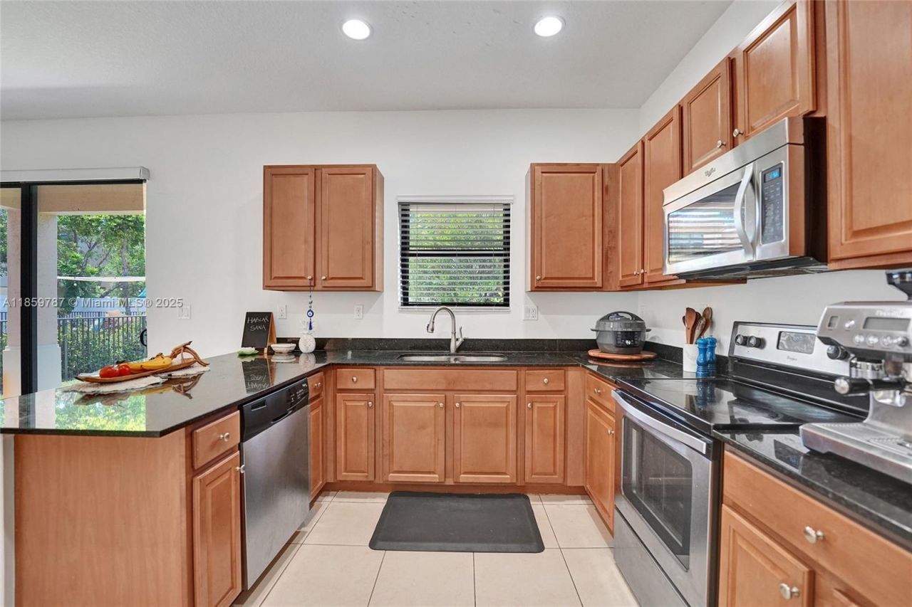 650 NE 191st Ter, Miami, FL 33179 Photo