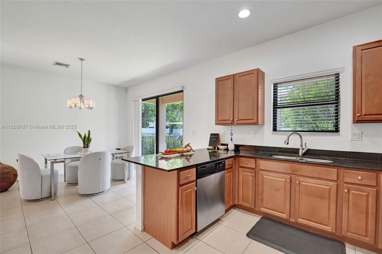 650 NE 191st Ter, Miami, FL 33179 Photo