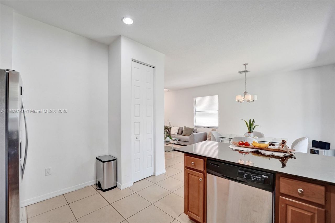 650 NE 191st Ter, Miami, FL 33179 Photo