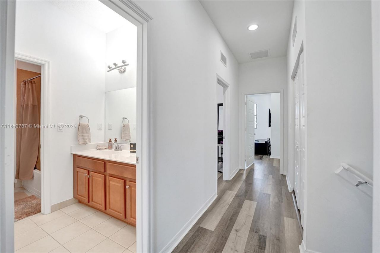 650 NE 191st Ter, Miami, FL 33179 Photo