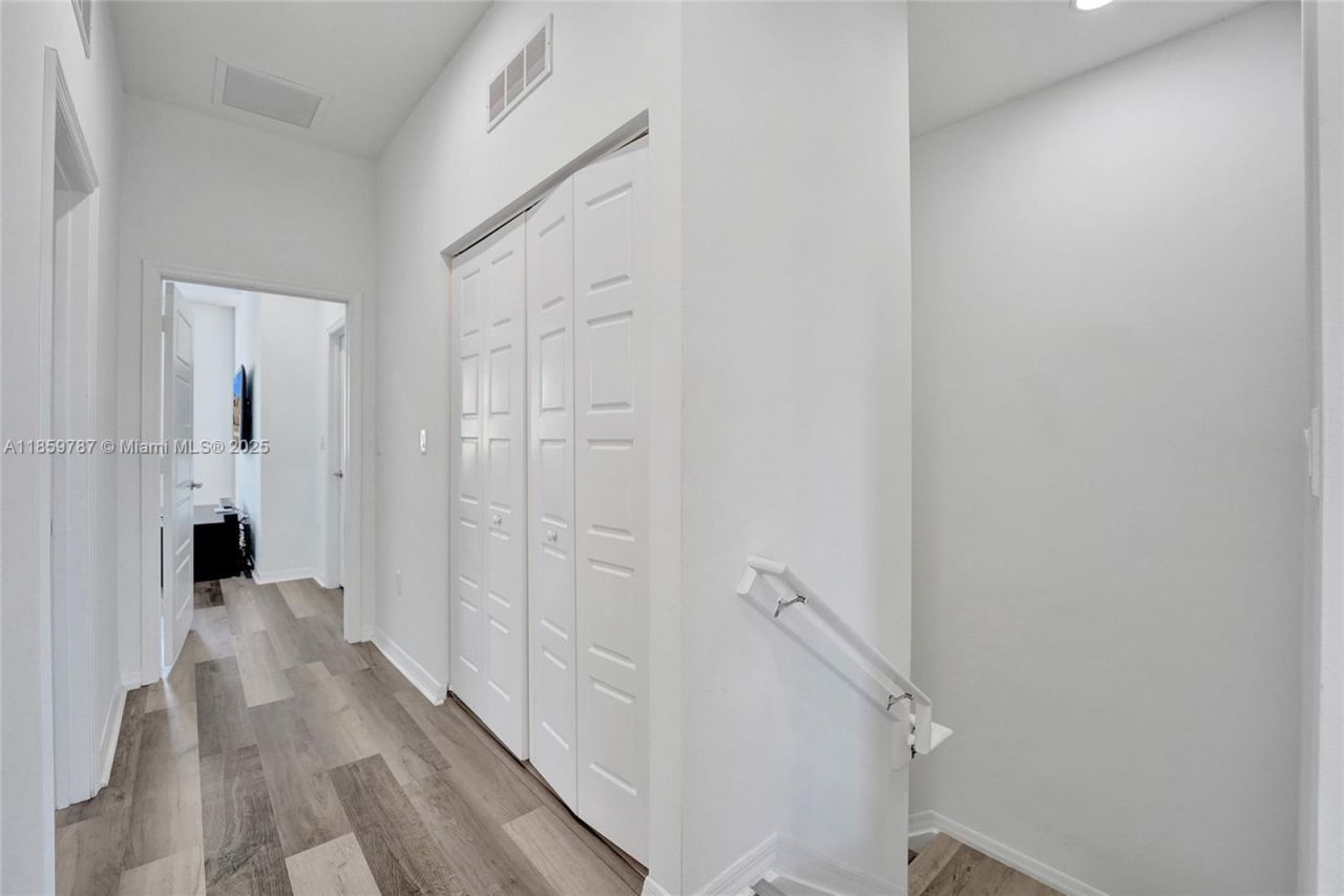 650 NE 191st Ter, Miami, FL 33179 Photo