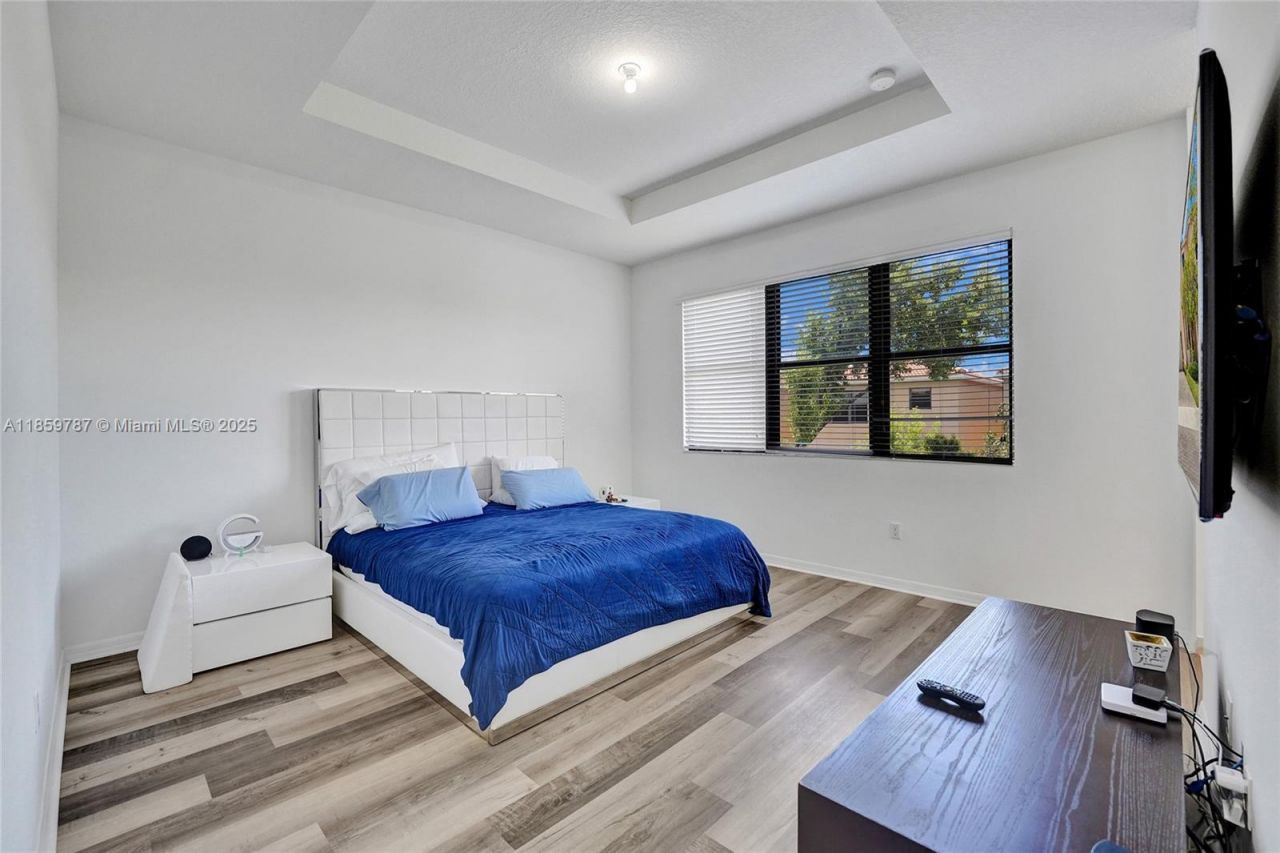 650 NE 191st Ter, Miami, FL 33179 Photo