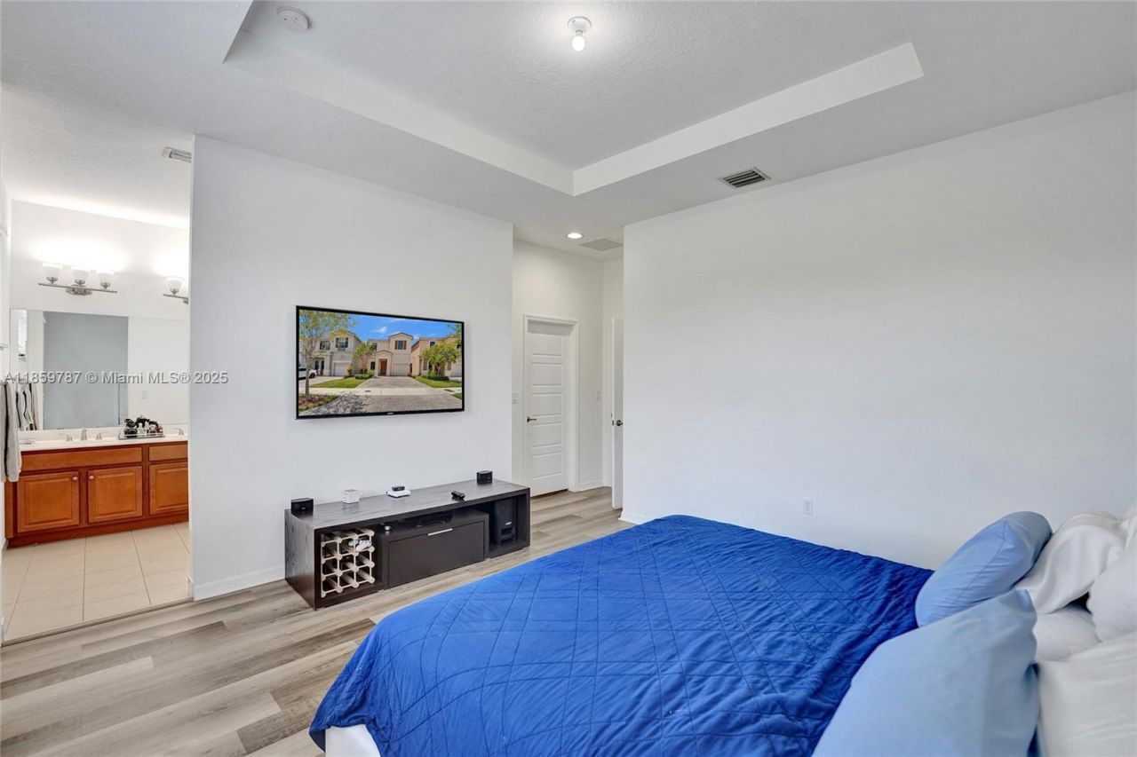 650 NE 191st Ter, Miami, FL 33179 Photo