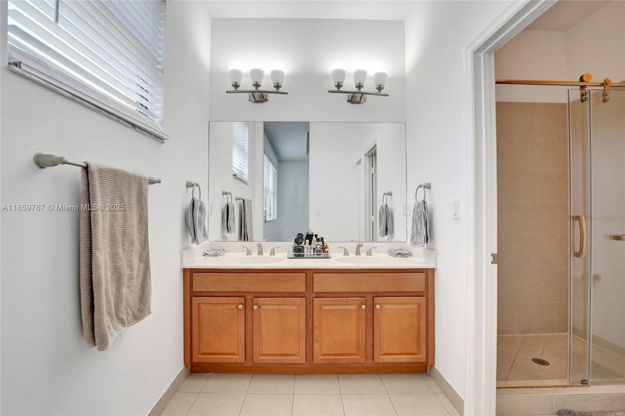 650 NE 191st Ter, Miami, FL 33179 Photo