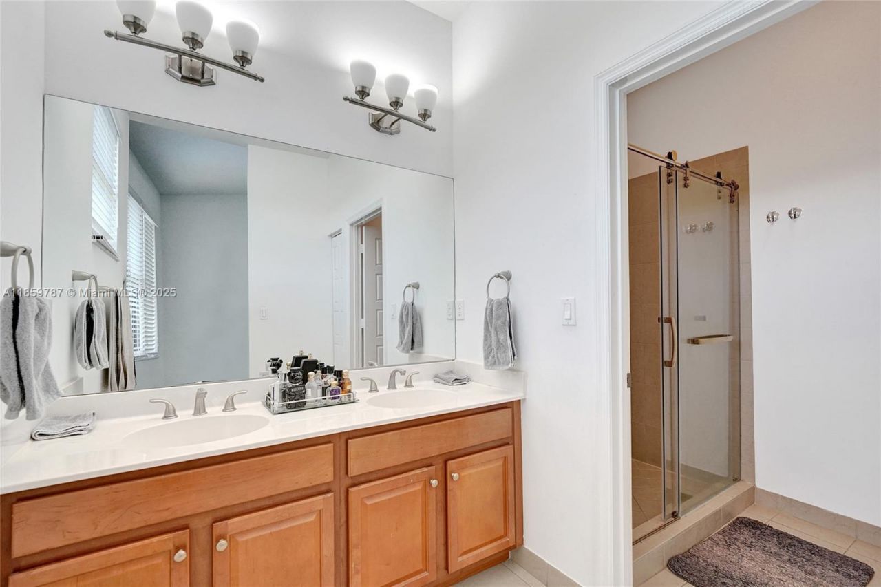 650 NE 191st Ter, Miami, FL 33179 Photo