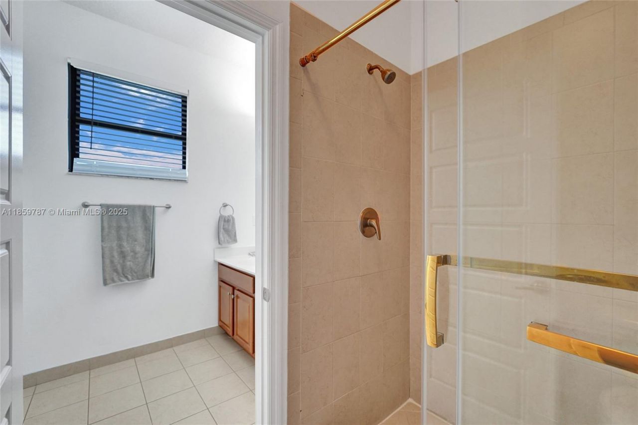 650 NE 191st Ter, Miami, FL 33179 Photo