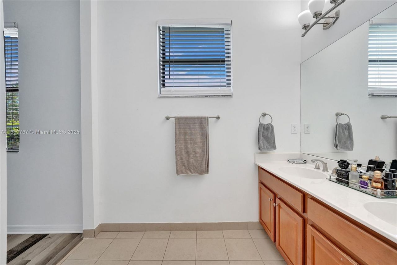 650 NE 191st Ter, Miami, FL 33179 Photo