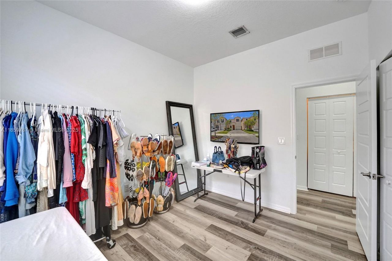 650 NE 191st Ter, Miami, FL 33179 Photo