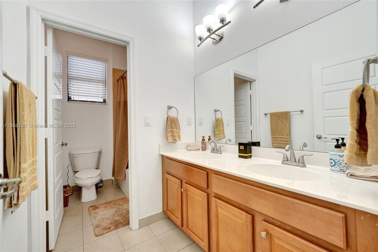 650 NE 191st Ter, Miami, FL 33179 Photo