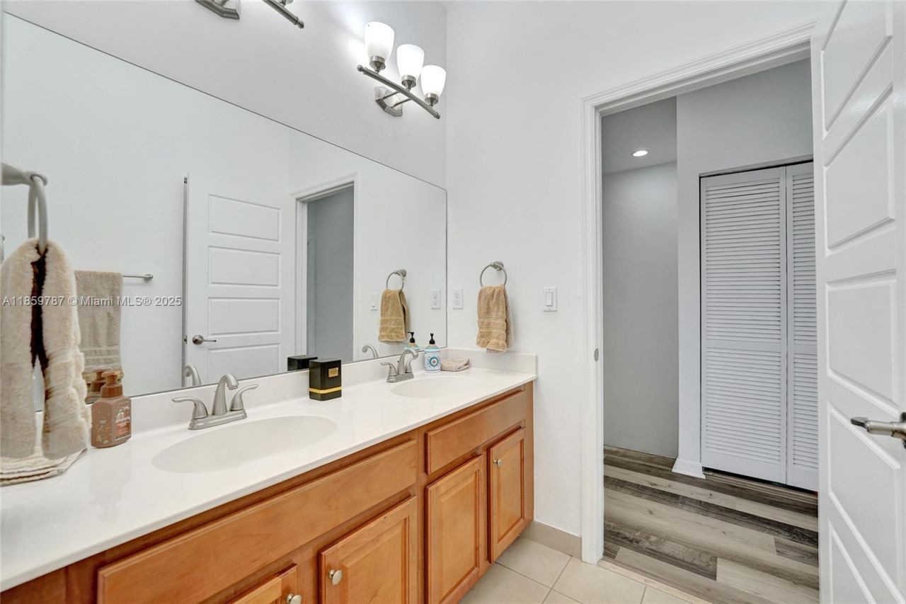 650 NE 191st Ter, Miami, FL 33179 Photo