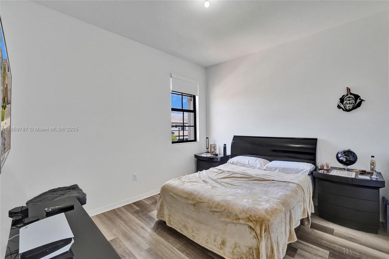 650 NE 191st Ter, Miami, FL 33179 Photo