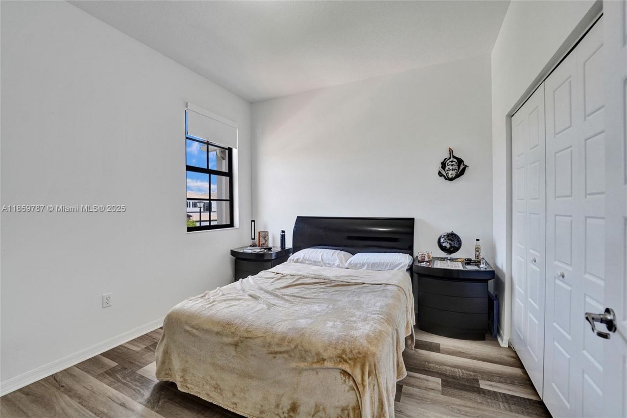 650 NE 191st Ter, Miami, FL 33179 Photo