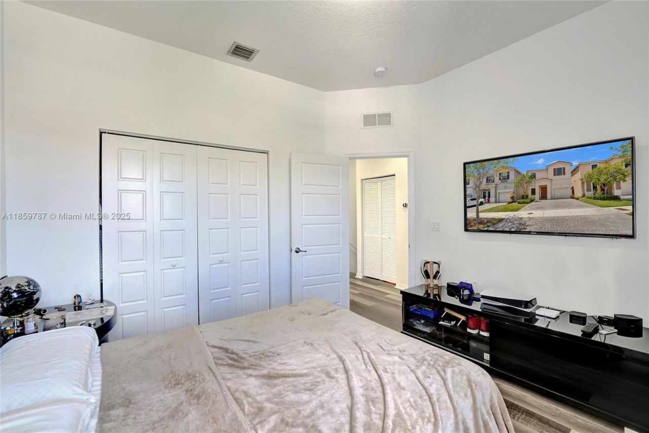 650 NE 191st Ter, Miami, FL 33179 Photo