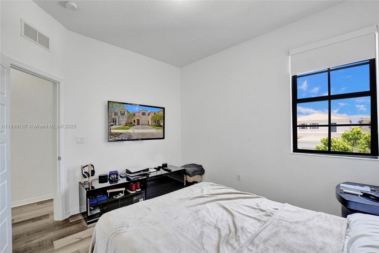 650 NE 191st Ter, Miami, FL 33179 Photo