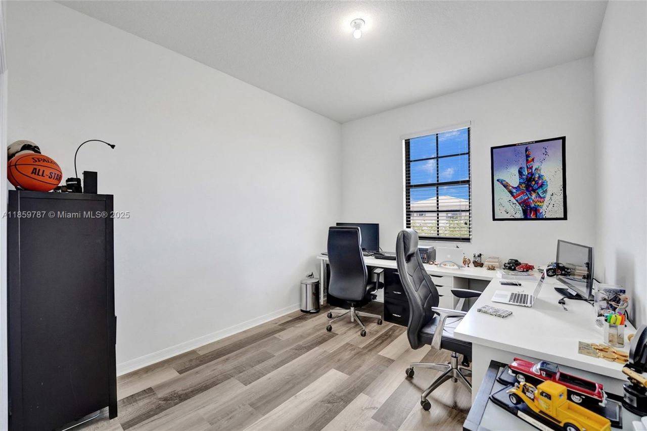 650 NE 191st Ter, Miami, FL 33179 Photo