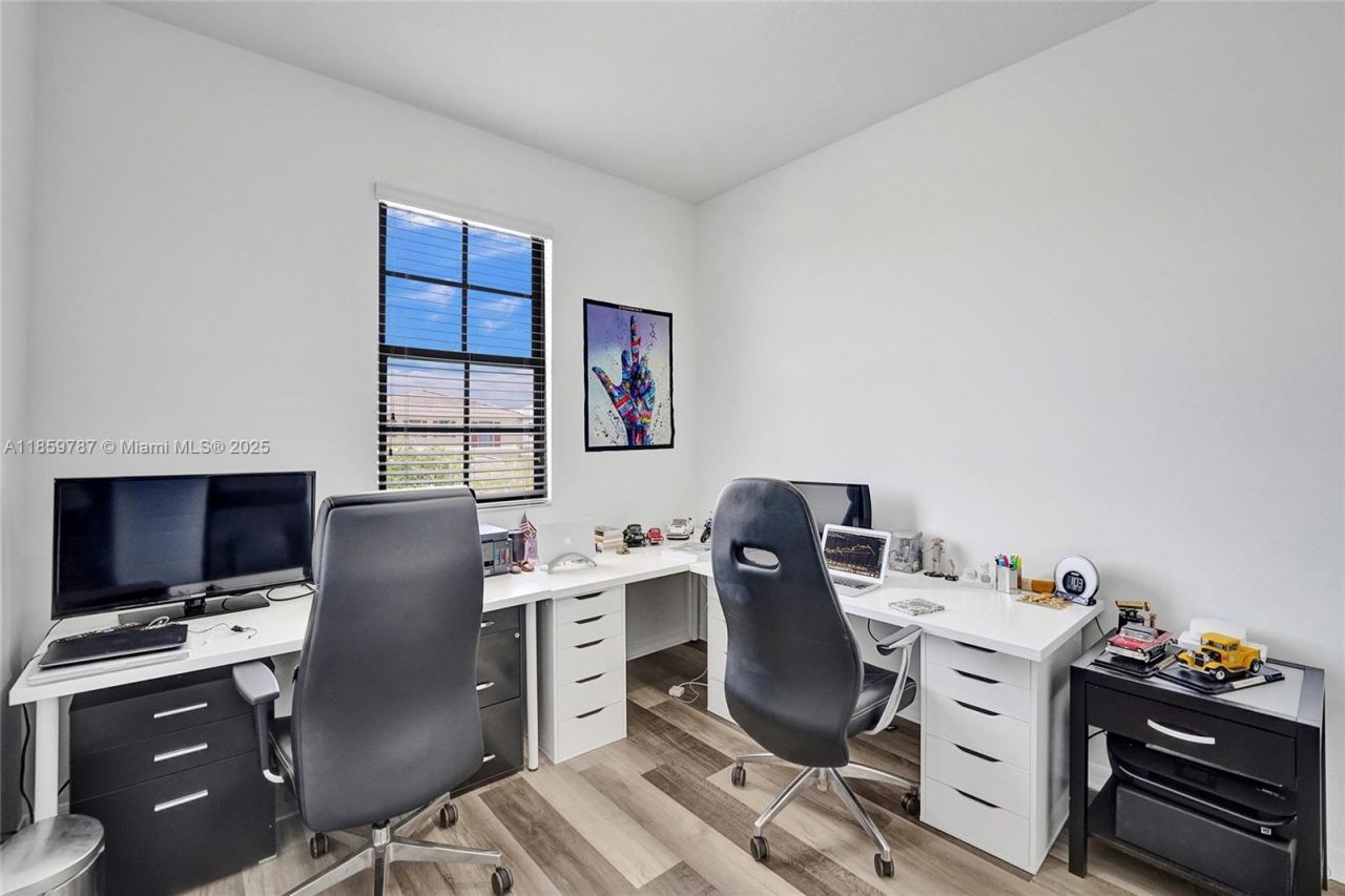 650 NE 191st Ter, Miami, FL 33179 Photo