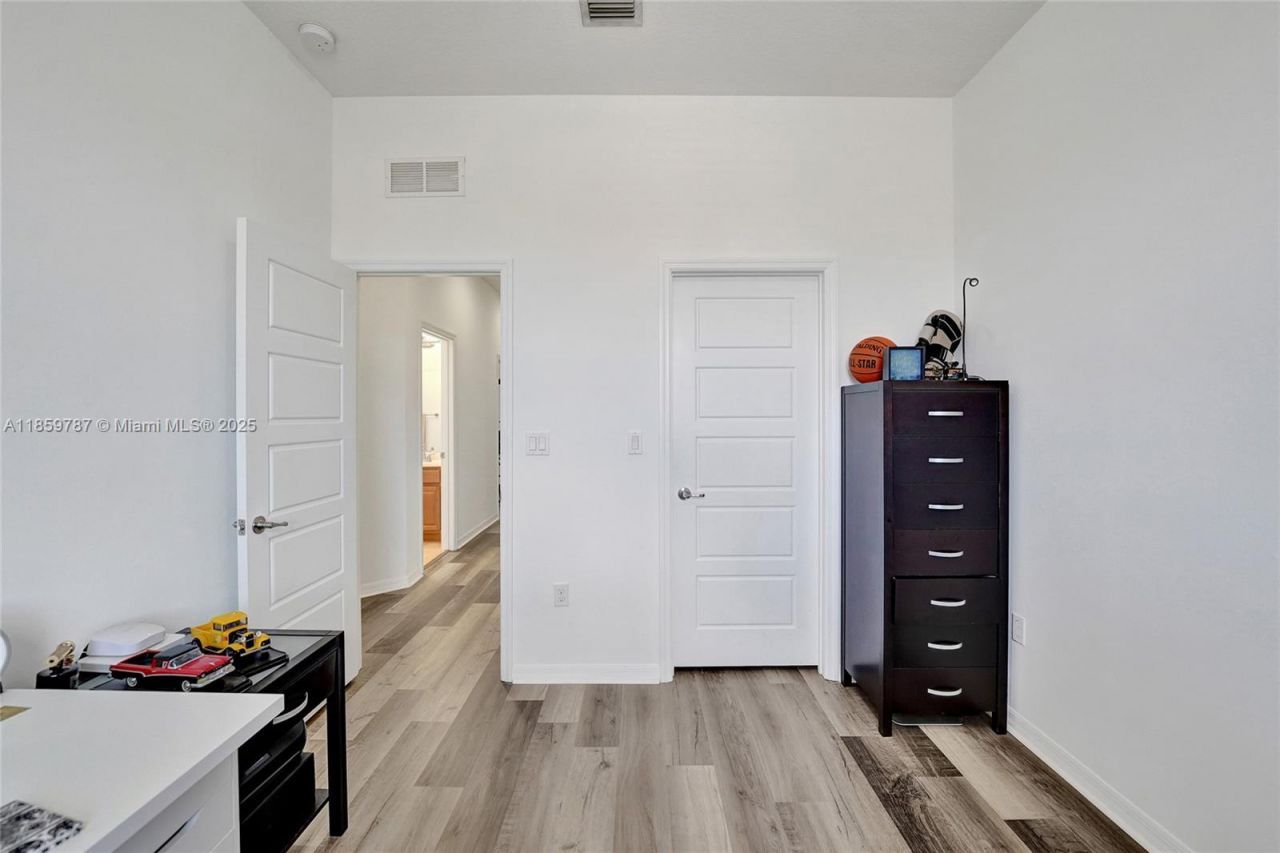 650 NE 191st Ter, Miami, FL 33179 Photo