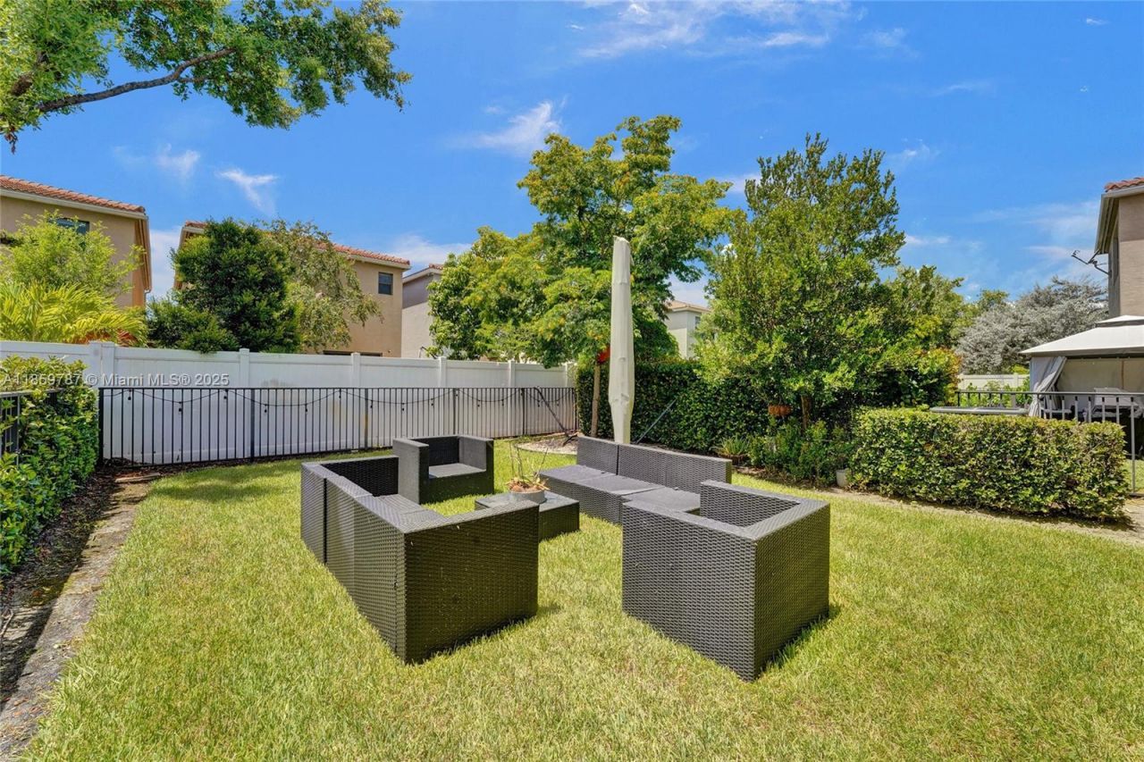 650 NE 191st Ter, Miami, FL 33179 Photo