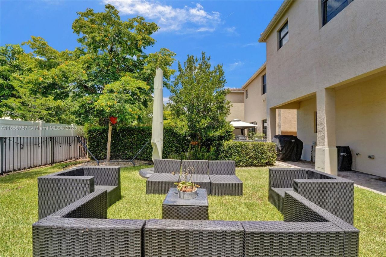 650 NE 191st Ter, Miami, FL 33179 Photo